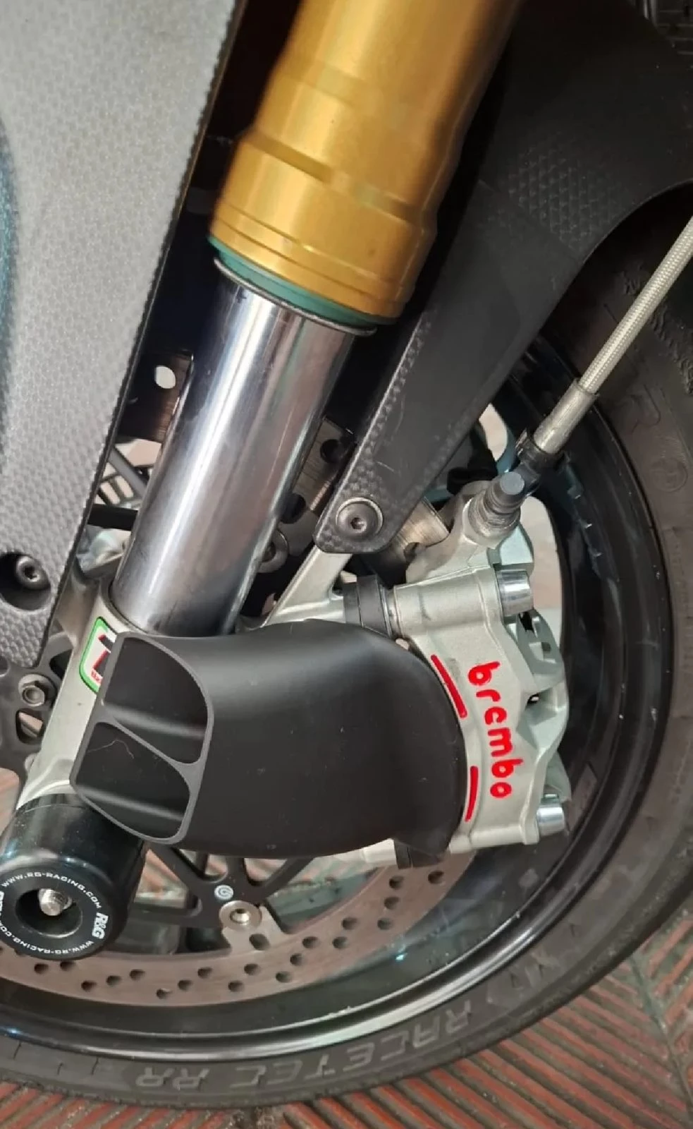Чёрная аэро-направляющая охлаждения тормозов на суппорте Brembo спортбайка